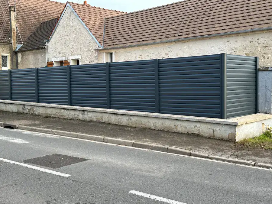 Clôture aluminium gris anthracite à lames horizontales sur un muret
