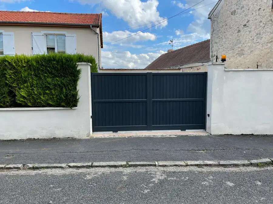 Portail coulissant aluminium