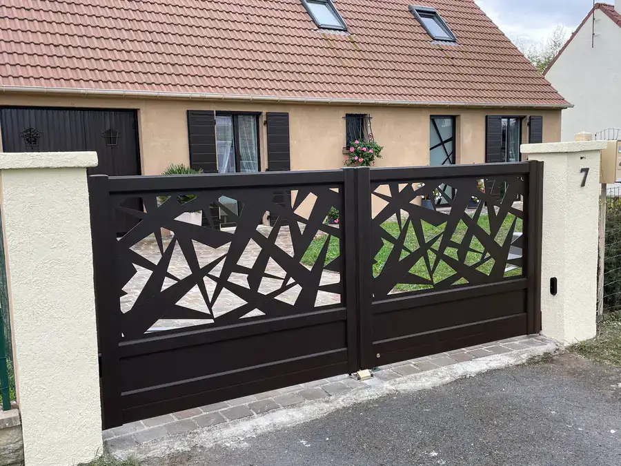 Portail battant aluminium marron à découpe graphique