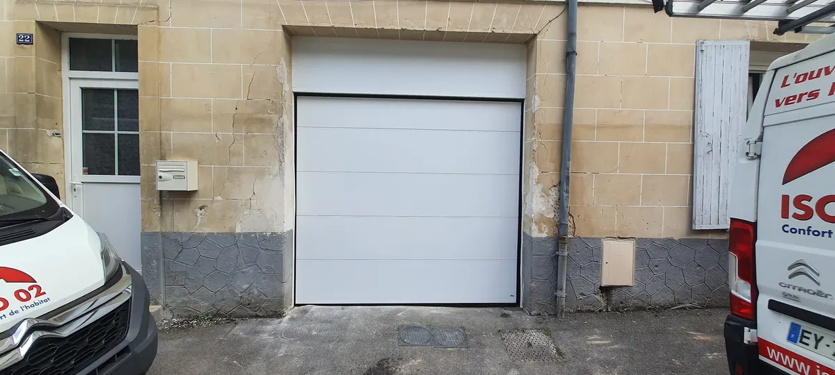 Porte de garage neuve motorisée posée par ISO 02 à Château-Thierry